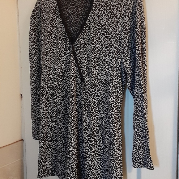 Mimi Maternity Faux Wrap V-Neckline Empire Waist style top Small Black Cream - Picture 2 of 6